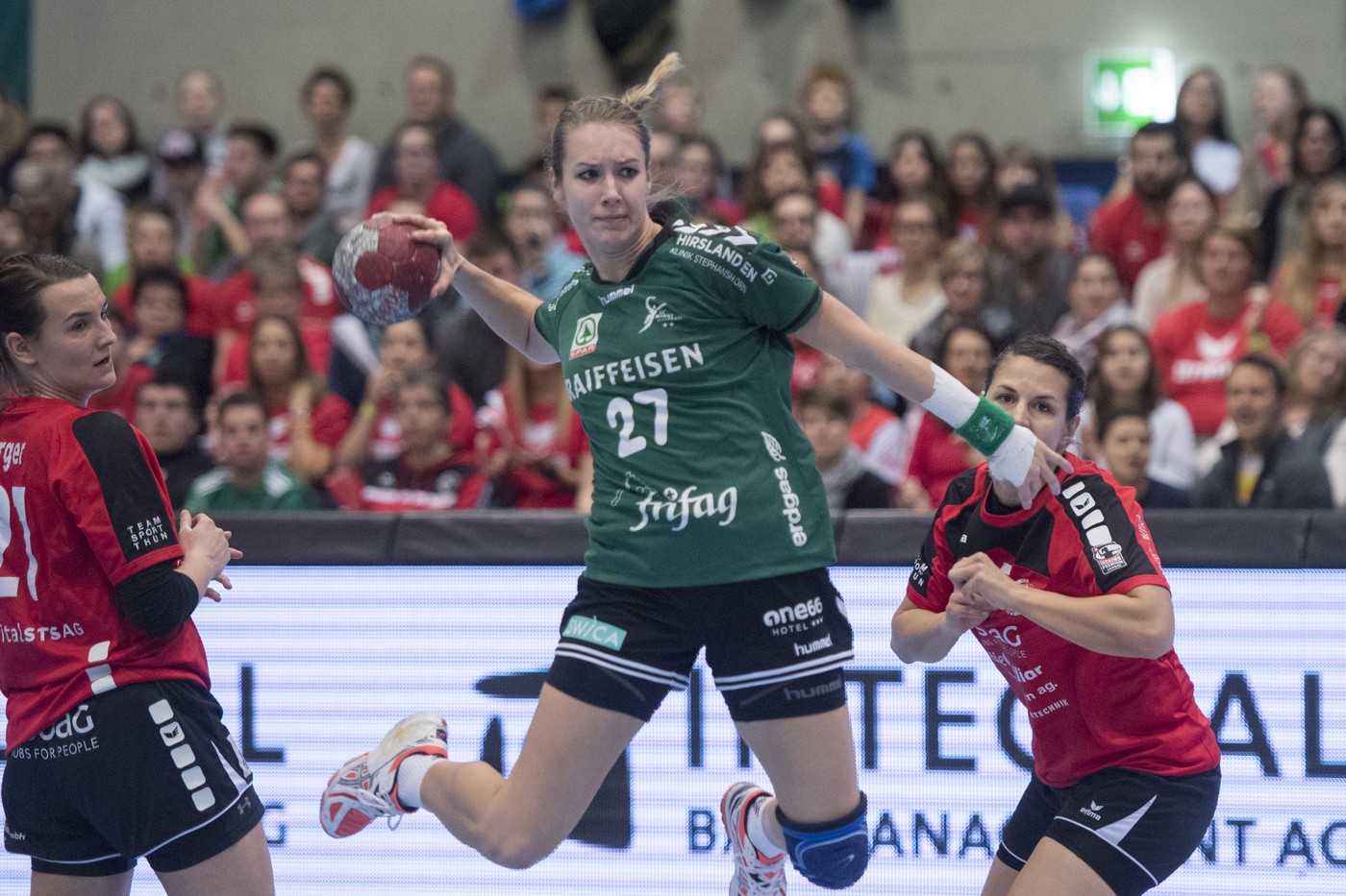 Kerstin Kündig, Handballerin bei einem Sprungwurf