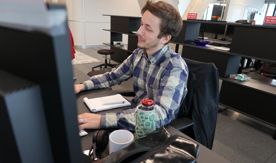 Michael arbeitet an seinem Arbeitsplatz im SRF-Newsroom