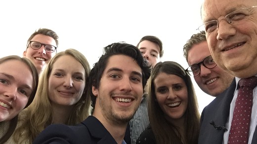 Bild von 7 Studenten und 1 Wirtschaftsminister