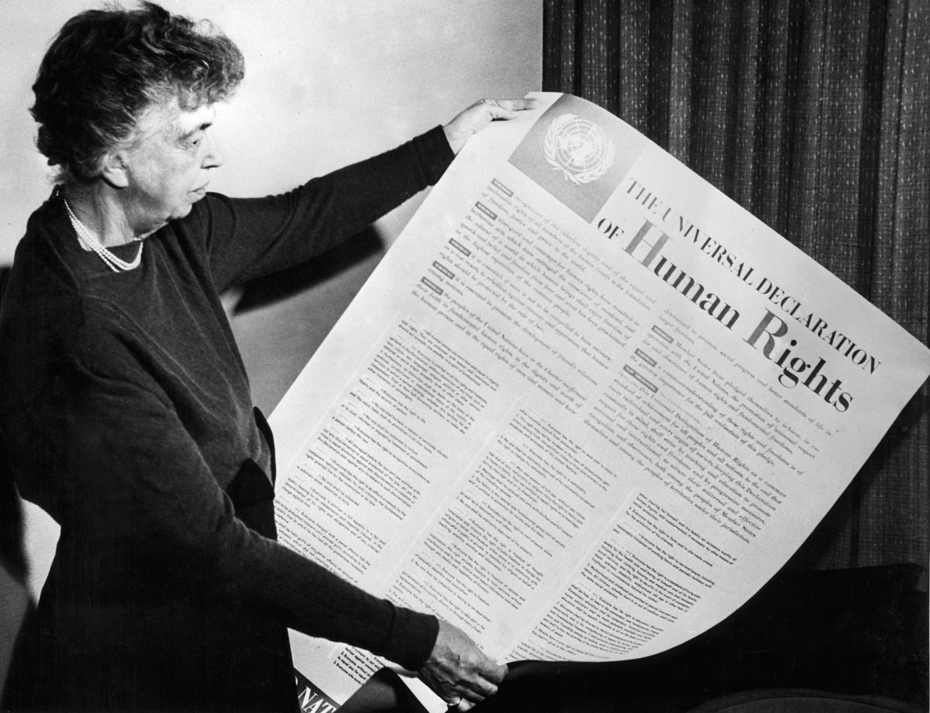 Eleanor Roosevelt liest eine Zeitung
