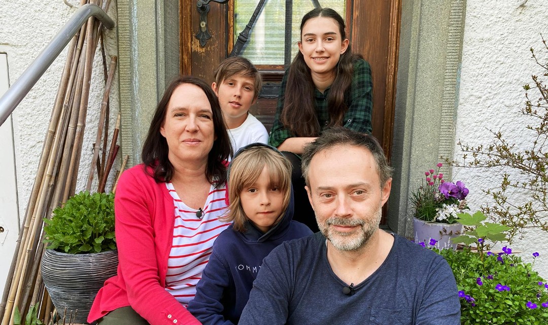 Nathalie, Matteo, Stella, Tiziano und Vater Sandro Balliana auf der Treppe vor ihrem Haus in Zürich.