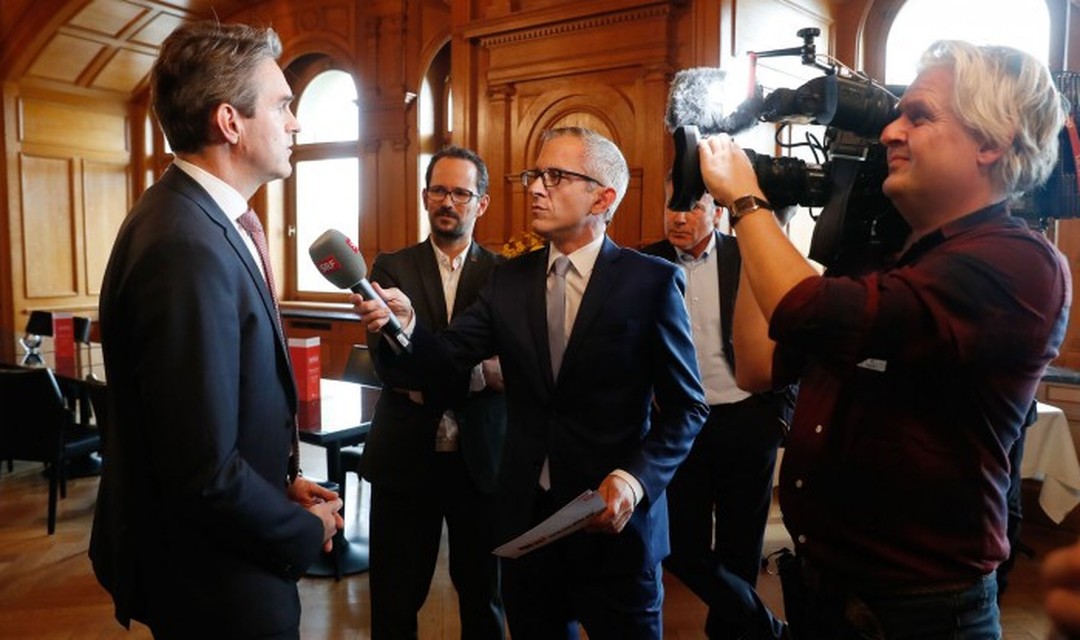 SRF Journalist interview Politiker im Bundeshaus