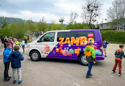 Bild von «Zambo goht i d’Schuel»: SRF Kids bringt das Mikrofon an Schulen