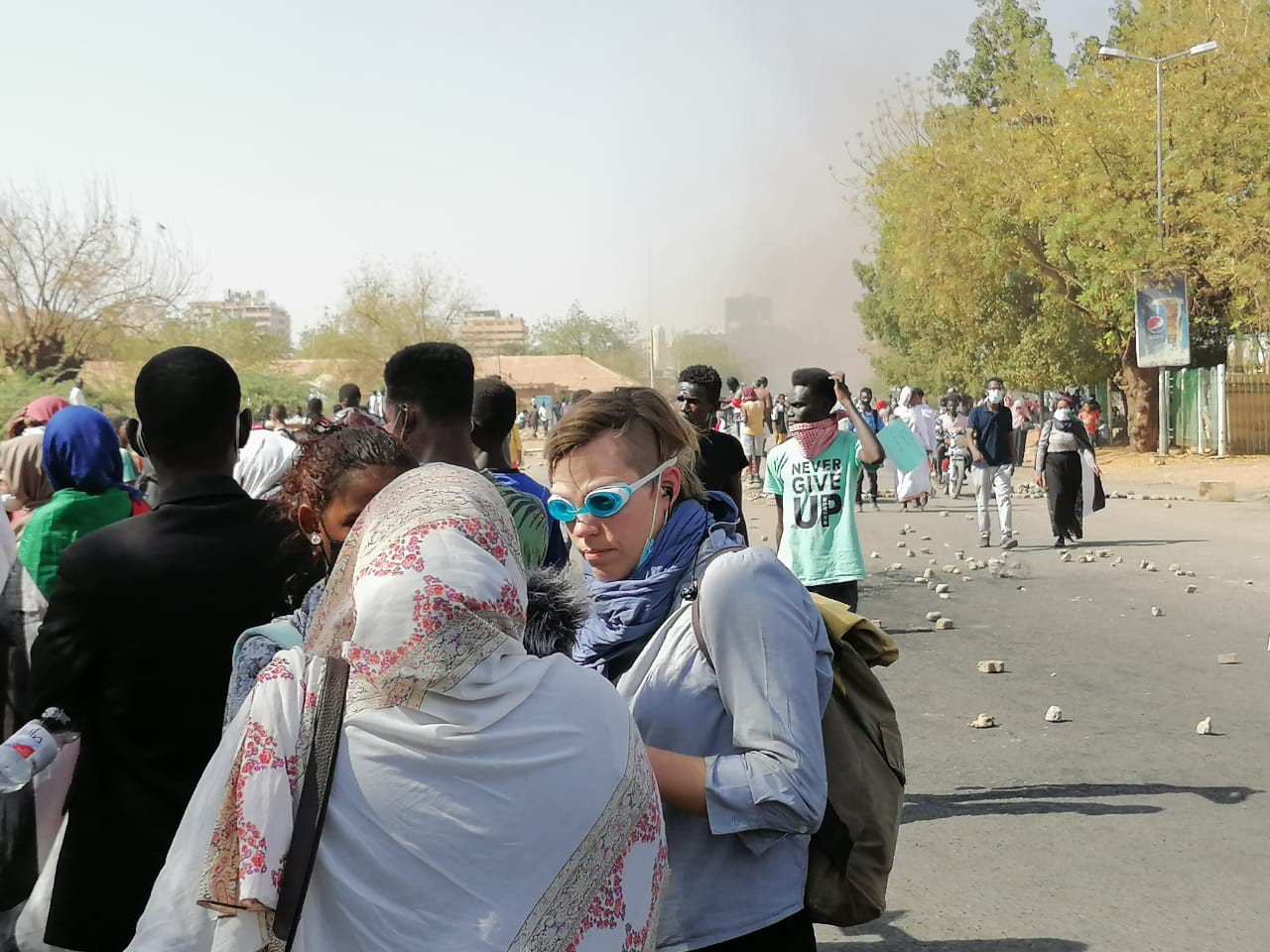 Bei den Protesten im Sudan hat Anna Lemmenmeier zum ersten Mal Interviews mit Schwimmbrille gemacht, als Schutz vor Tränengas.