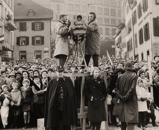 Foto eines SRF-Kamerateams an der Basler Fasnacht 1960