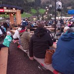 Langsam trudeln auch die anderen Zuschauerinnen und Zuschauer auf dem Festplatz in Sörenberg ein.