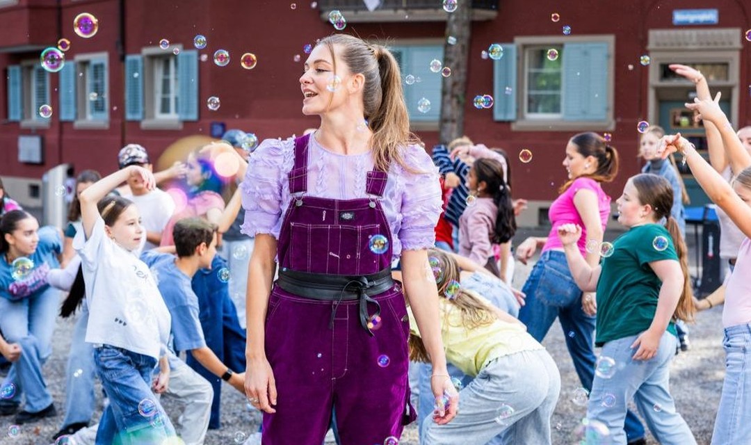 Dreharbeiten mit Dana und einer Schar tanzender Kinder auf dem Röntgenplatz Zürich 2025
