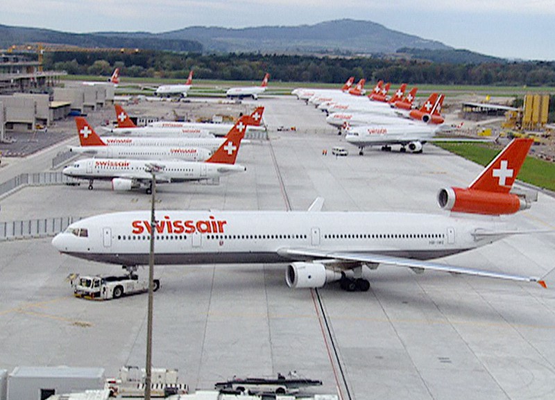 Ein Flugzeug der Swissair am Flughafen.