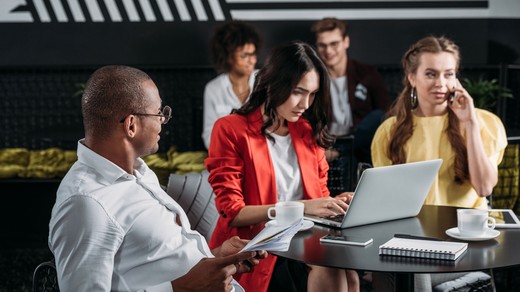 Bild von «Kompass»: Klickscham – Surfen wir die Welt kaputt?