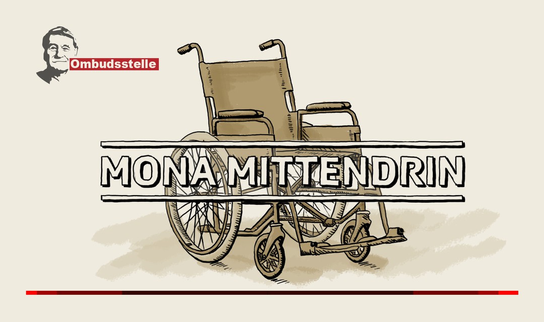 Die Illustration zeigt einen leeren Rollstuhl. Darüber gelegt ist der Schriftzug "Mona mittendrin"