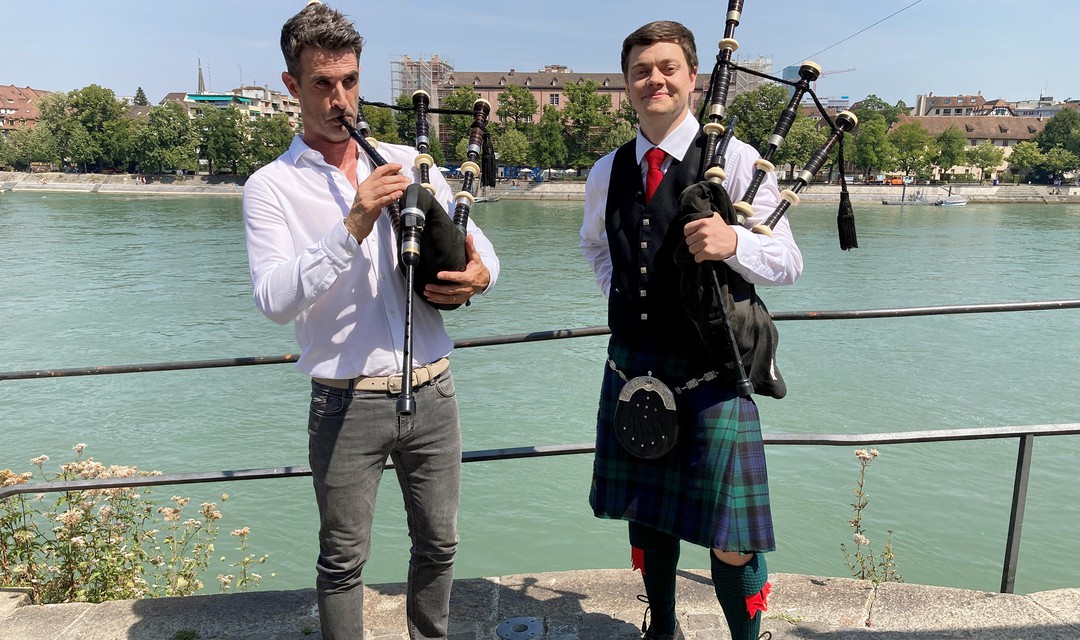 Moderator Philippe Gerber lässt sich vom Dudelsackspieler Stephan Züger von den «Swiss Highlanders» zeigen wie das Instrument funktioniert.