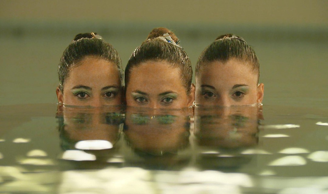 Drei Synchronschwimmerinnen im Wasser
