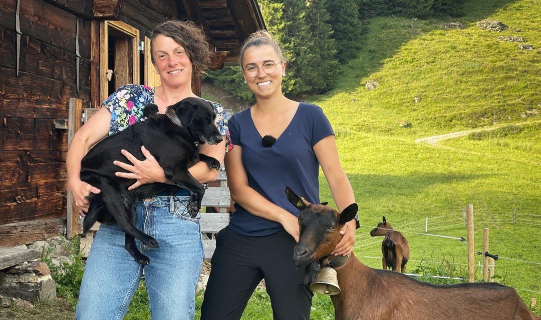 Martina Haller und Viky Würtinger auf der Alp