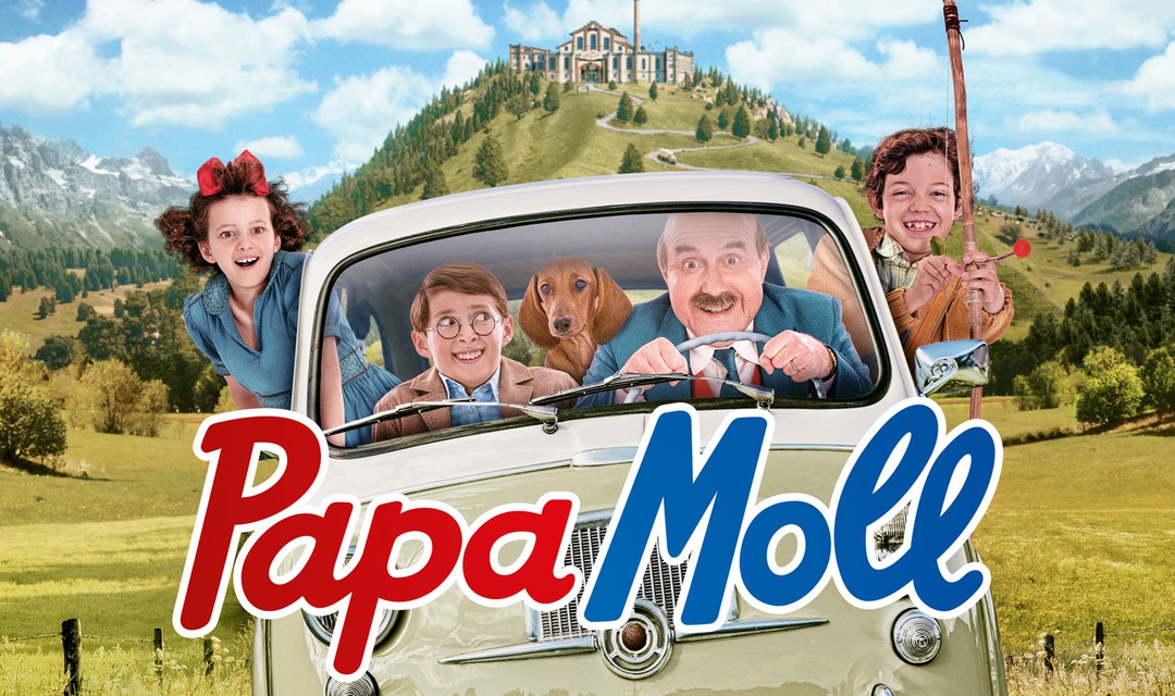 Ein Mädchen, zwei Jungs, ein Hund und ein älterer Mann sitzen in einem Auto. Unten im Bild steht der Filmname "Papa Moll".