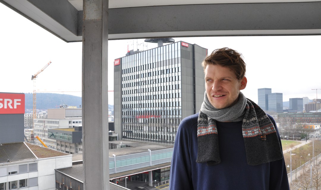 Dabu Bucher steht auf der Terrasse des SRF-Gebäudes