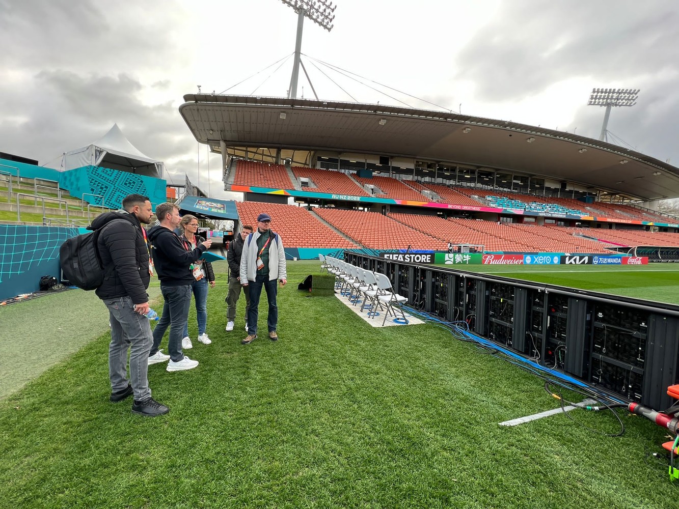 Die SRG-Crew bei der Besichtigung im Stadion