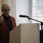 Niggi Ullrich, Präsident der SRG Basel, hält die Laudatio auf Joana Büchler, Edith Baumann und Niklaus Zeier.