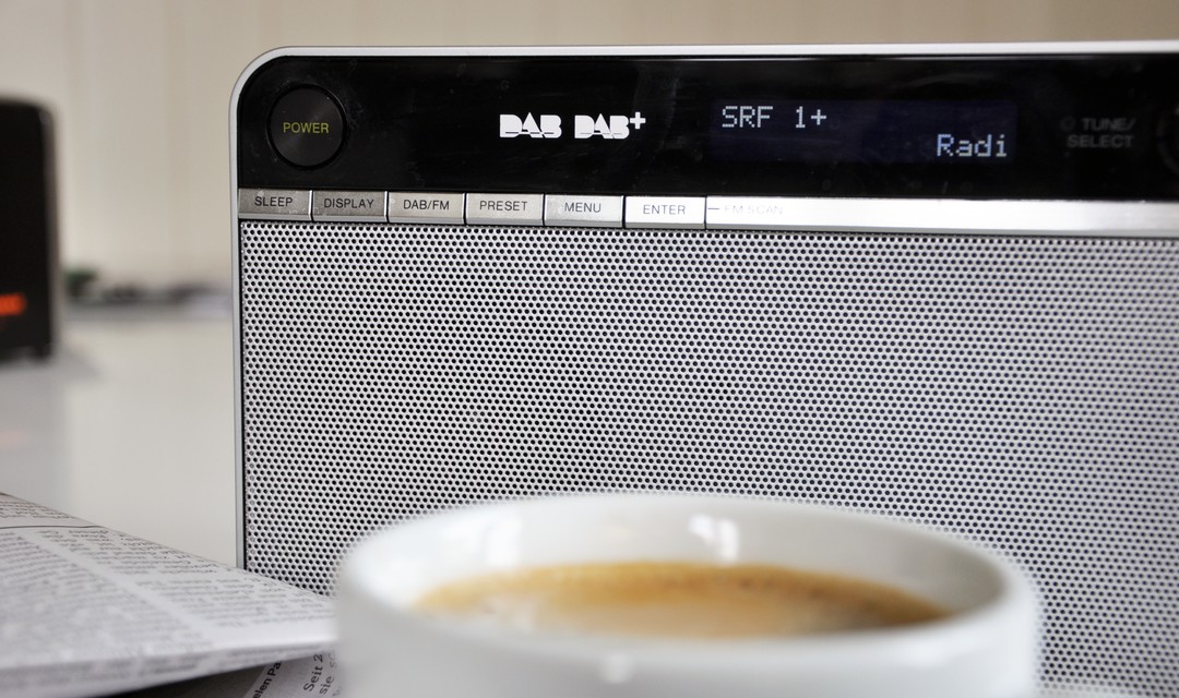 Ein Digitalradio am Frühstückstisch