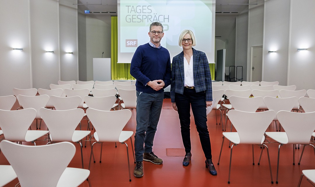 Tagesgespräch-Leiter David Karasek und Karoline Arn im Studiosaal Bern