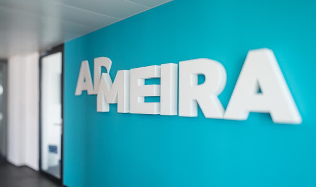 Eine Wand im Büro mit dem Schriftzug «Admeira»
