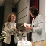 Barbara Meili übergibt ein Geschenk an Nathalie Wappler