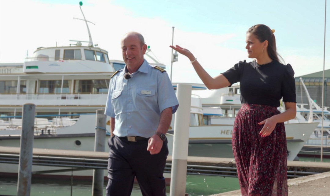 Moderatorin Angela Haas im Gespräch mit Schiffskapitän Michael Hort am Zürichsee