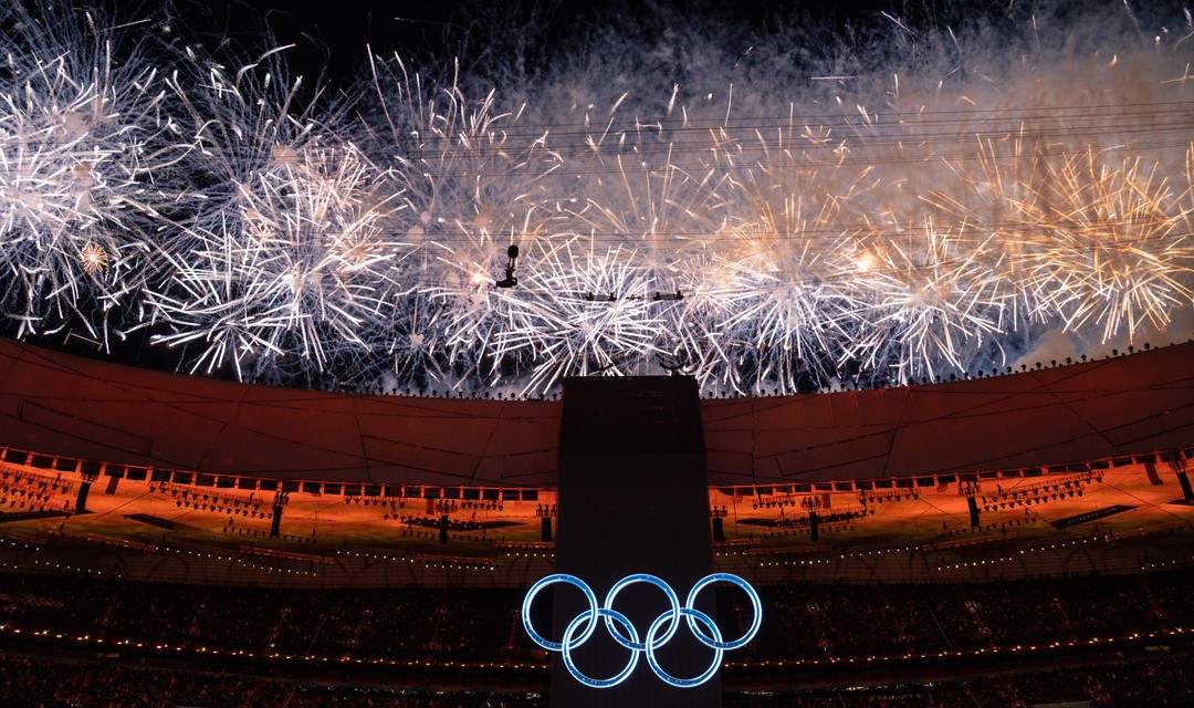 Foto: Feuerwerk über einem Stadiondach an Olympischen Spielen