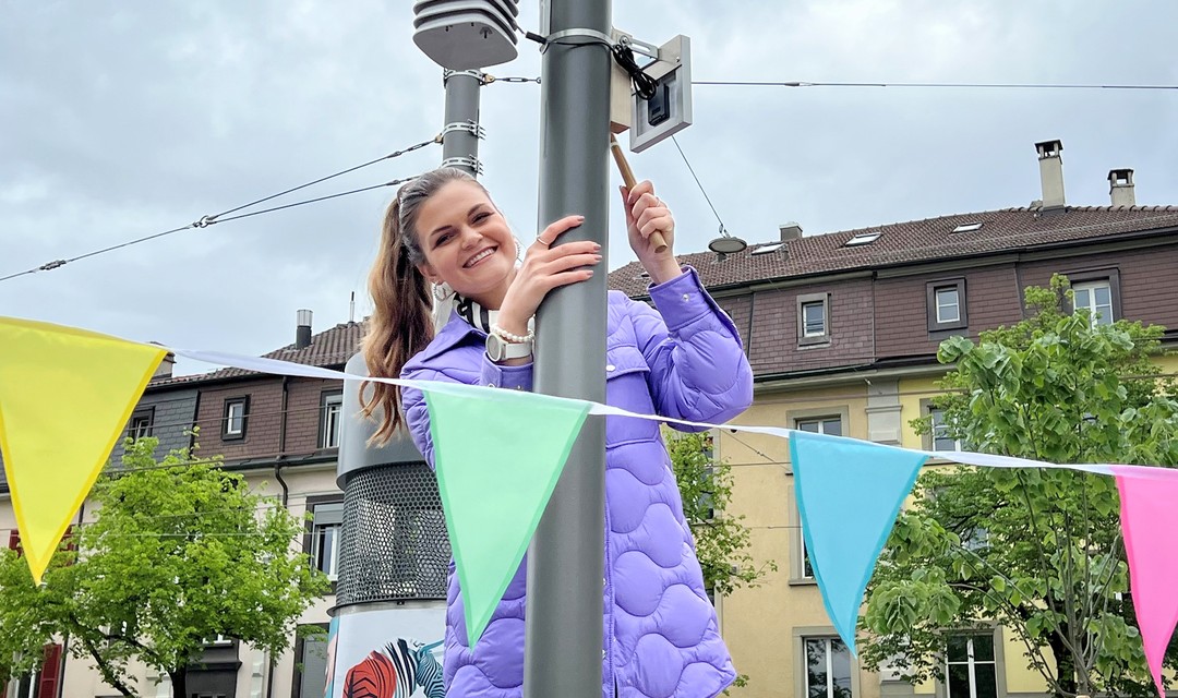 Foto: Moderatorin Angela Haas steht an einer Wetterstation in Bern