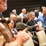 Warten auf das Wahlresultat: Die Nidwaldner Delegation. Trudy Wahlen, Hanspeter Krummenacher, Karl Graf (mit dem Rücken zur Kamera), Manuela Sommer, Monika und Thedy Christen.