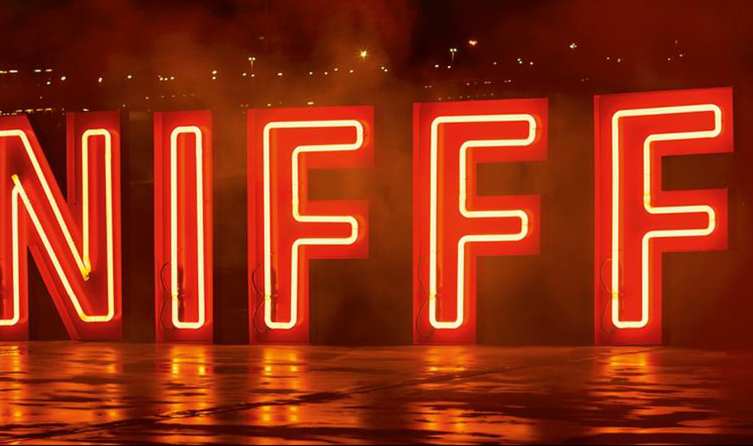 Nifff-Schriftzug mit Neonlicht