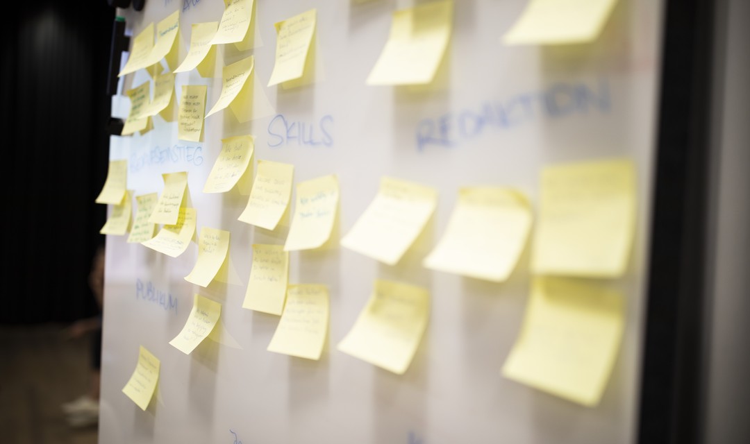 Mehrere gelbe Post-its auf einer weissen Tafel