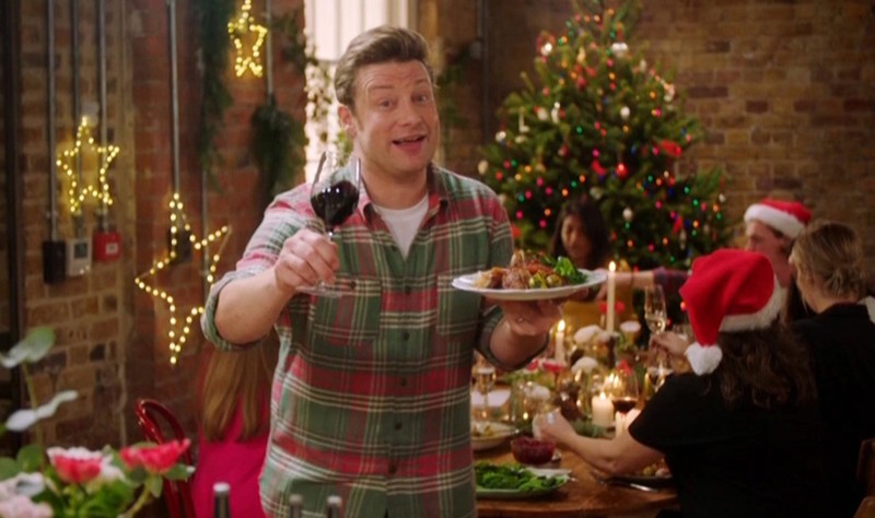 Jamie Oliver steht vor einem Weihnachtsbaum
