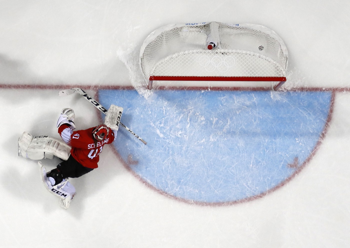 Foto: Florence Schelling beim Eishockeyspielen