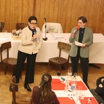 Karin Portmann, links, Leiterin der Regionalredaktion Zentralschweiz, im Gespräch, neben ihr Marina Della Torre, rechts.