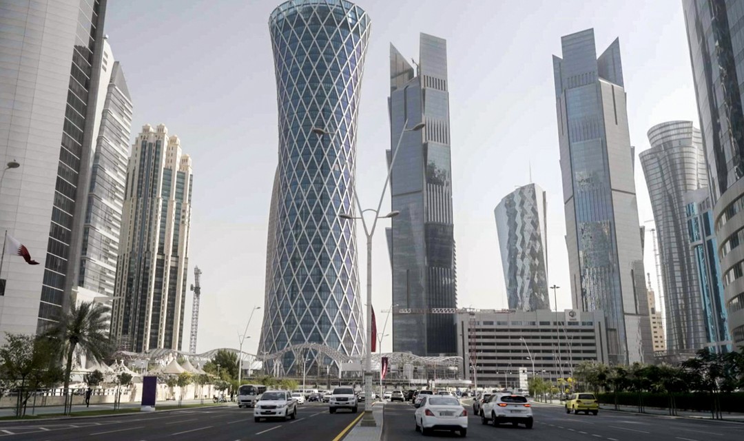 Foto der Hochhäuser-Landschaft in Doha, davor eine mehrspurige Strasse.