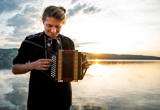 Bild von Volksmusik: Brücke zwischen Tradition und Moderne