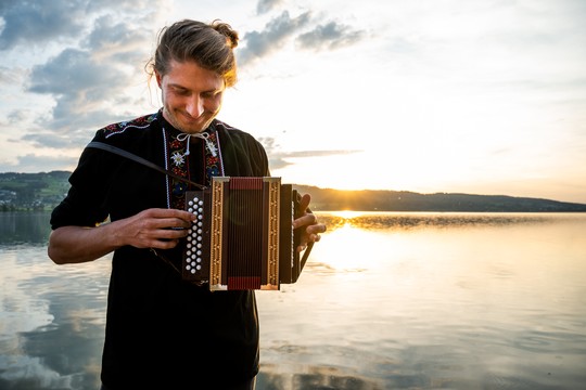Bild von Volksmusik: Brücke zwischen Tradition und Moderne