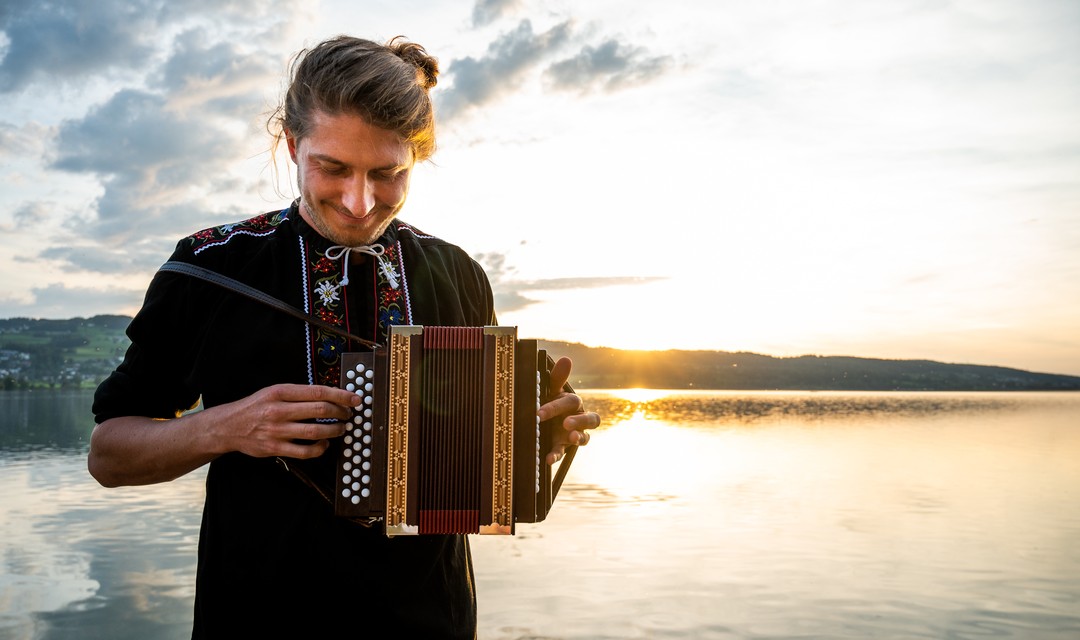 Foto von Christian Wyss, der Schwyzerörgeli spielt