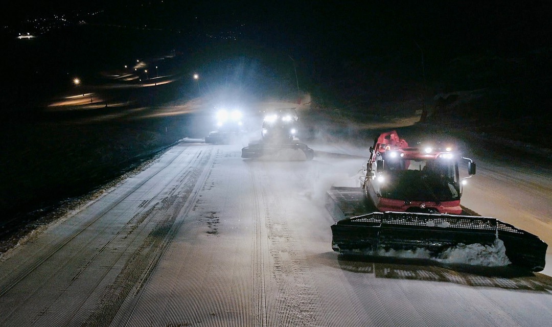 Bis tief in die Morgenstunden sind die Pistenfahrzeuge in den Skigebieten unterwegs.