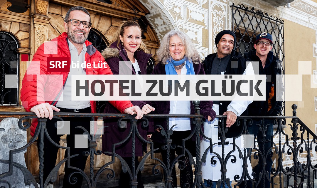Die fünf Protagonistinnen und Protagonisten (v.l. Ruedi Herzig, Mrijam Keller, Bettina Scherz, Ilker "Tony" Kivanc und André Lüscher) vor dem Hotel Chesa Salis in Bever.