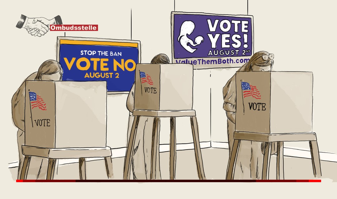 Die Illustration zeigt 3 Wählende in Kansas, die im Abstimmungsbüro an einem vor Blicken geschützten Pult ihren Wahlzettel ausfüllen. Im Hintergrund hängen je ein Plakat der Abtreibungsbefürworter und -gegner.