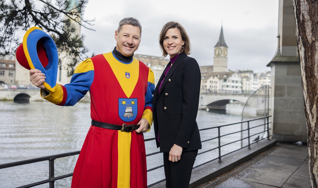 Foto: Sechseläuten Ko-Kommentator Reto Henger mit Moderatorin Cornelia Boesch an der Limmat