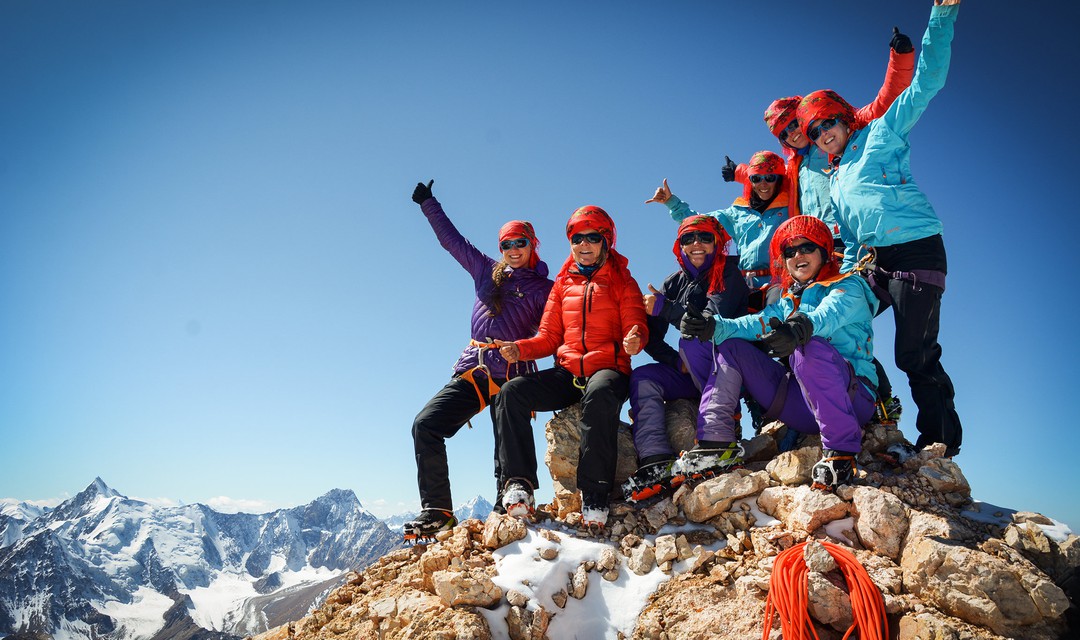 Das Expeditionsteam auf dem Gipfel des Chotr-To, dem Ziel der Akklimatisations-Tour, 5'000 m.ü.M.