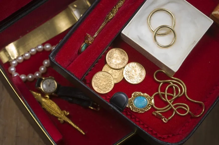 Schatulle mit Münzen, Juwelen und Schmuck