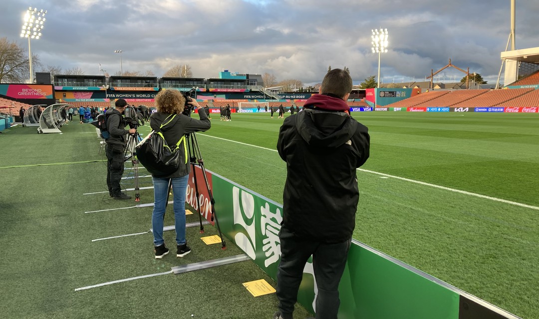 Die SRG Crew beim Abschlusstrainig der Schweizer Frauen Nationalmannschaft