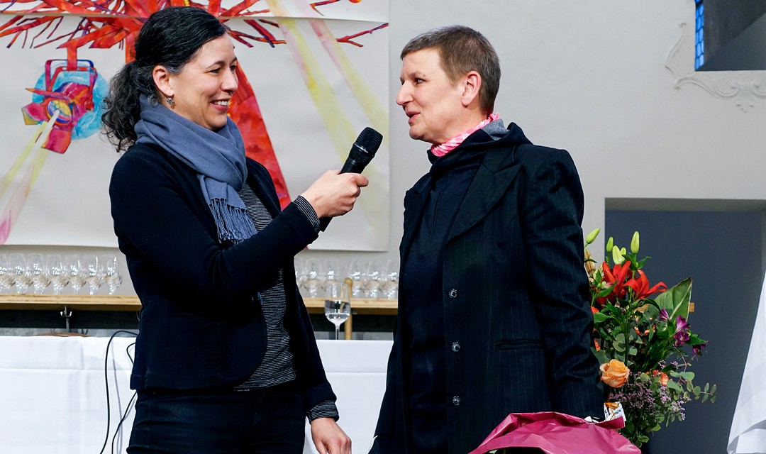 Entwicklungspreis Sternstunde Kunst  Judith Hardegger, Redaktionsleitern Sternstunde Kunst (l.) im Gespräch mit der Autorin des Projektes, Nicole Biermaier, die den Preis für Anna Katrine Thuesen entgegen nahm.