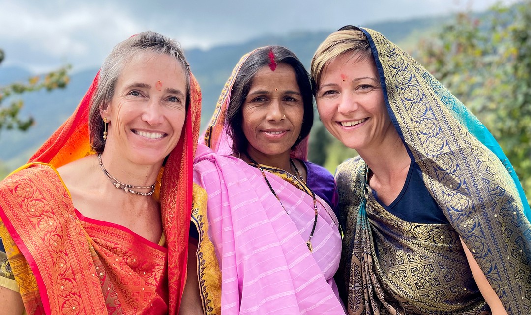 Die zwei Landfrauen Regula Schmid und Lydia Barmettler mit der indischen Bäuerin Gaytri Agri