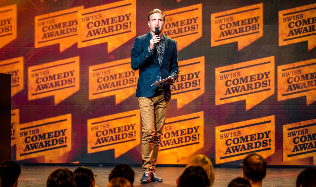 Moderator Stefan Büsser auf der Bühne der «Swiss Comedy Awards!»