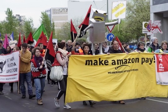 Bild von «DOK»: Amazon – Wie der Onlinegigant die Welt beherrscht