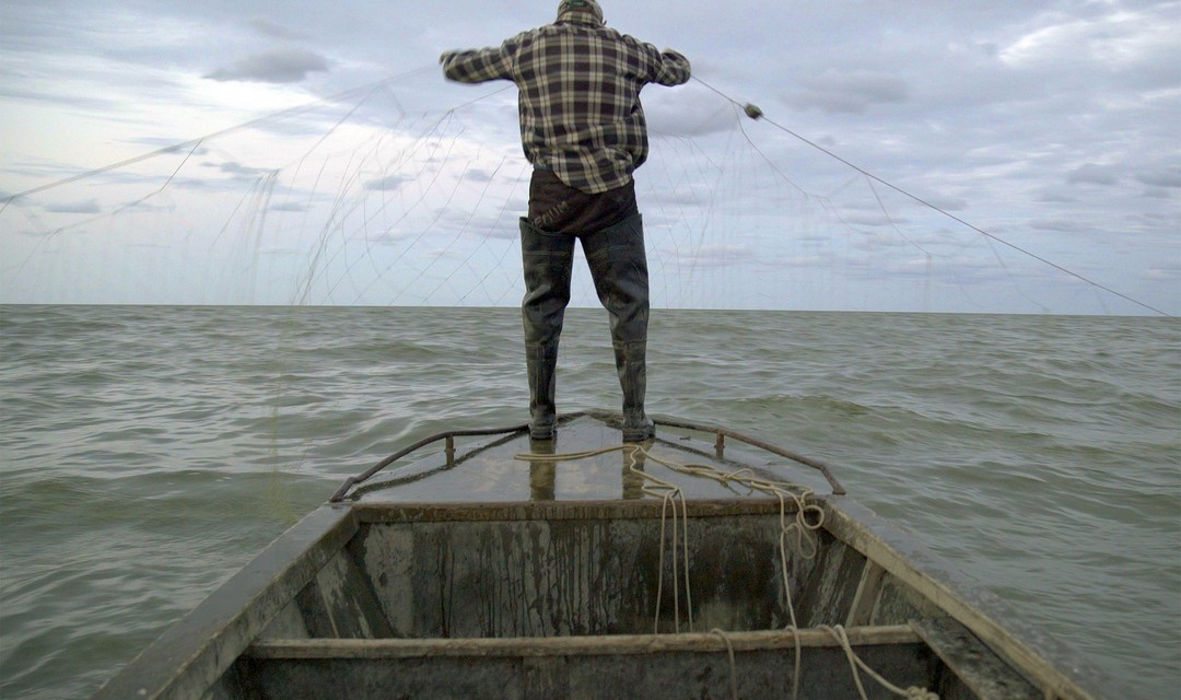 Ivan von hinten auf seinem Boot